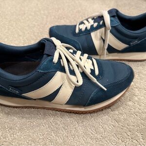 Kizik Women's Milan  Athletic Shoes - Blue and White